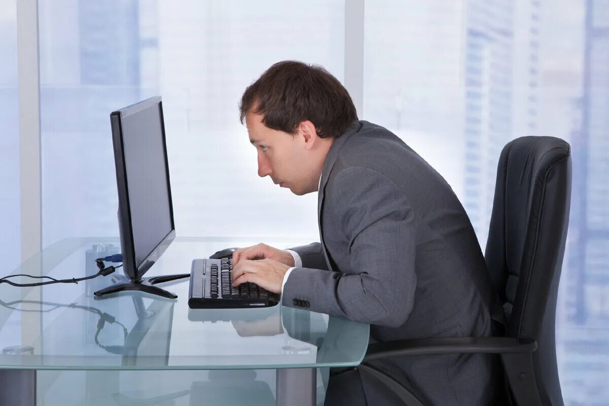 Видео люди на работе. Человек за компьютером. Человек сидит в офисе. Человек сидит за компьютером. Работа за компьютером.