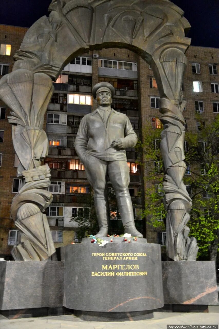 В Тюмени торжественно открыли памятник - бюст Василию Маргелову - Парламентская 