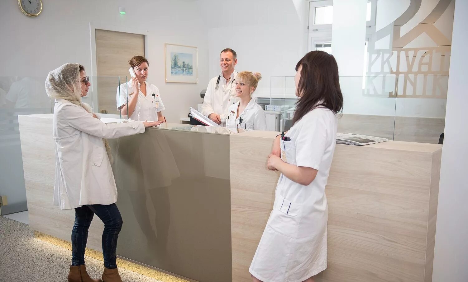 Поколение просп. Хожу в платные клиники. Медицинский центр инфографика. Мед клиника. Сайт стоматологии.