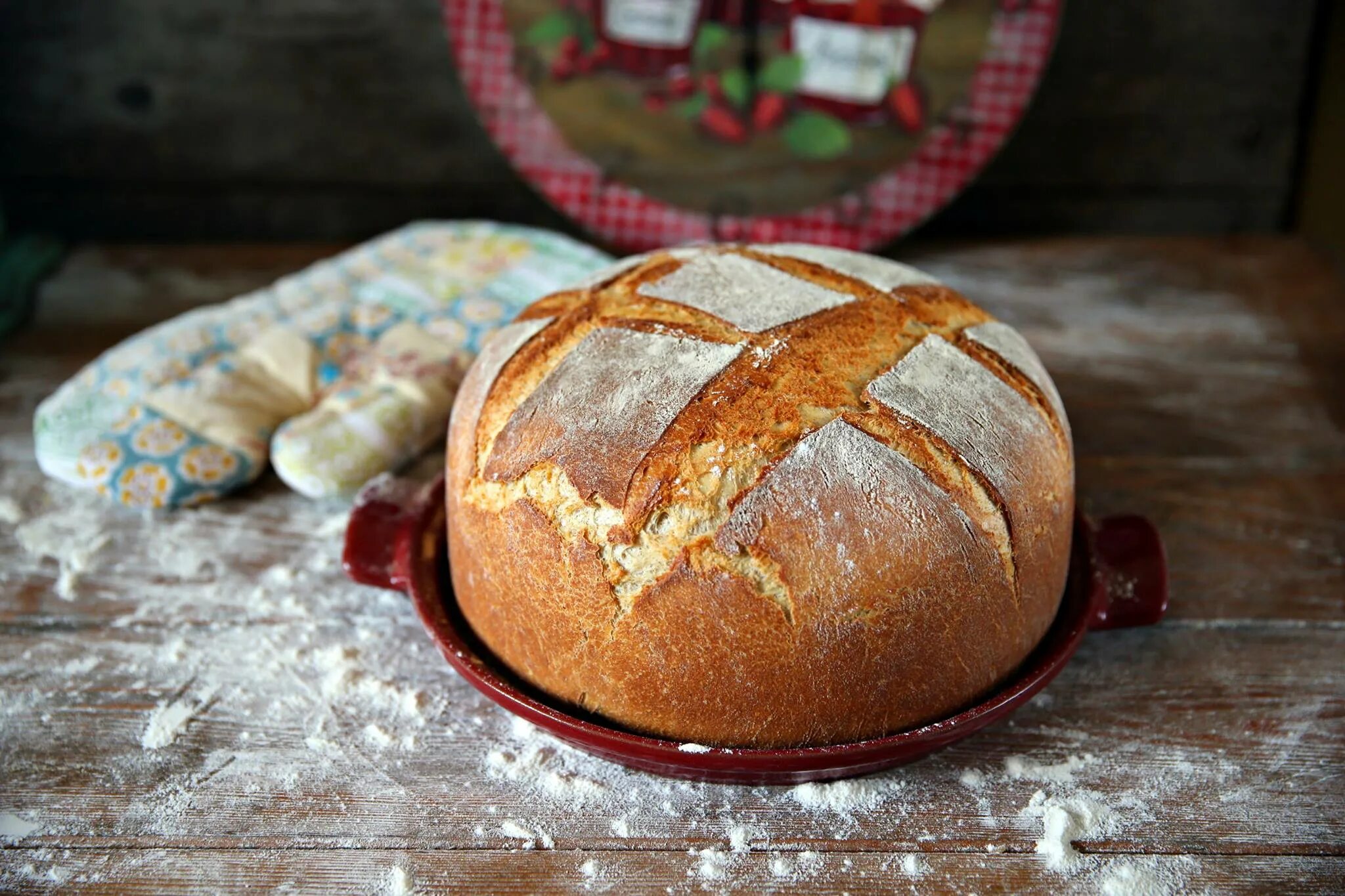 Домашний хлеб. Хлеб домашний круглый. Красивый круглый хлеб. Свежеиспеченный хлеб.