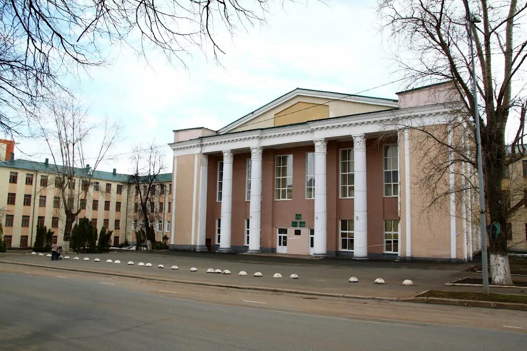 Корпуса мгу саранск. Географический Факультет Саранск МГУ. МГУ Саранск архитектурный Факультет. 4 Корпус МГУ Огарева Саранск. 4 Корпус МГУ Огарева.