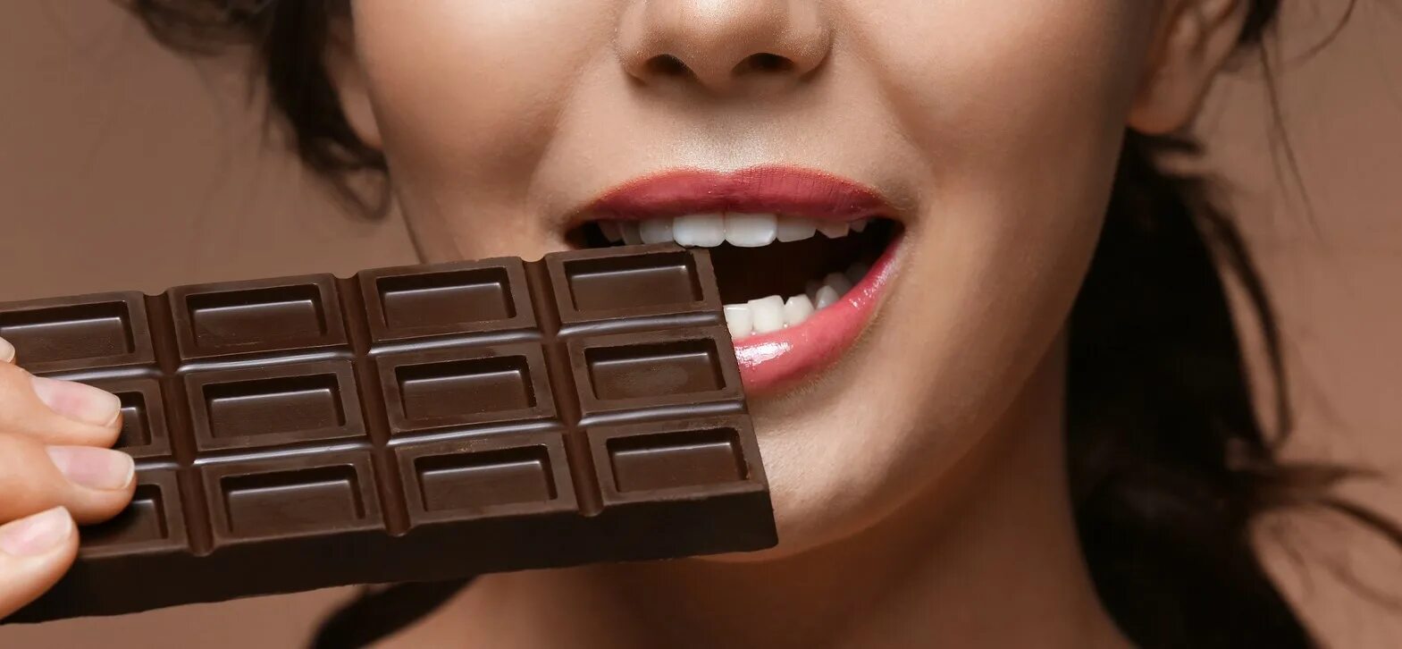 девушка в шоколаде. девушка ест шоколад. девушка с шоколадкой. девушка в шоколаде. поедание шоколада.