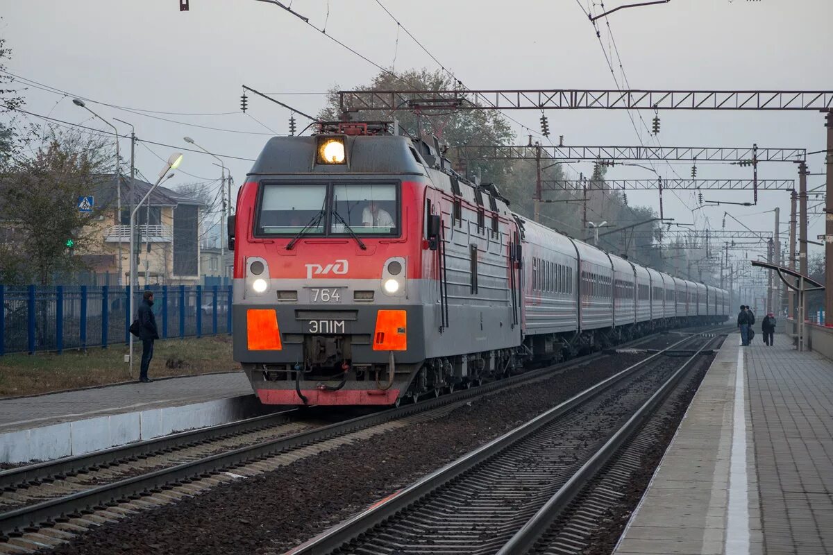 Спб владикавказ поезд. Поезд Москва Владикавказ. Поезд 33 Москва Владикавказ. Ростов-товарный станция. Поезд Санкт-Петербург Владикавказ фото.