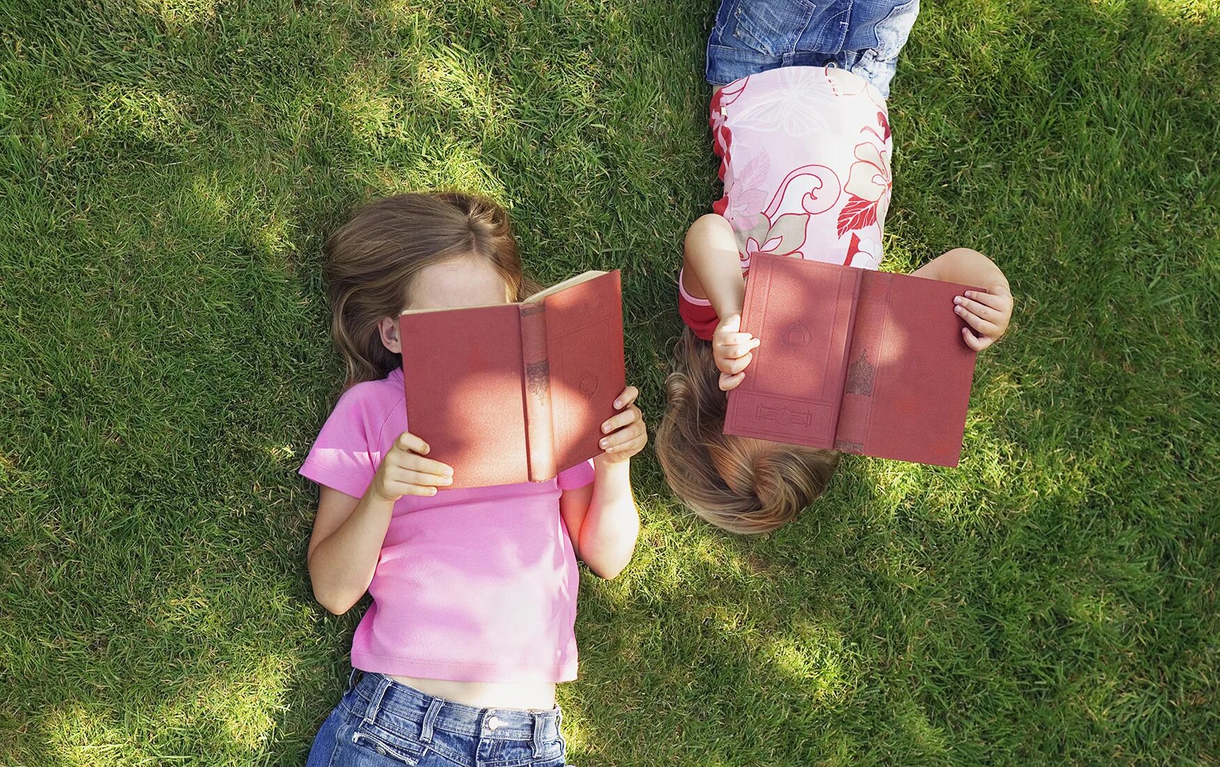 12 лет книги чтения. Лето с книгой. Дети с книгой летом. Книга летние каникулы. Книги про лето для детей.