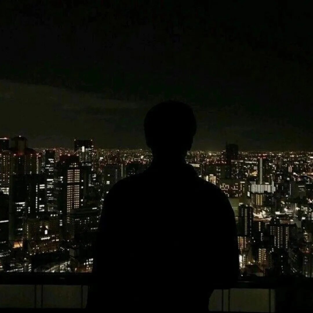 Человек в ночном городе. Парень ночью. Одиночество в городе. Человек на крыше ночью.