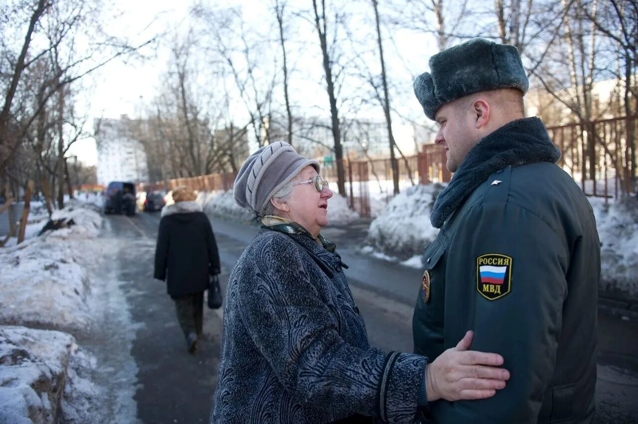 Уважение служба. Бабушка в полиции. Полиция и граждане. Милиция в деревне. Сотрудник полиции с гражданами.