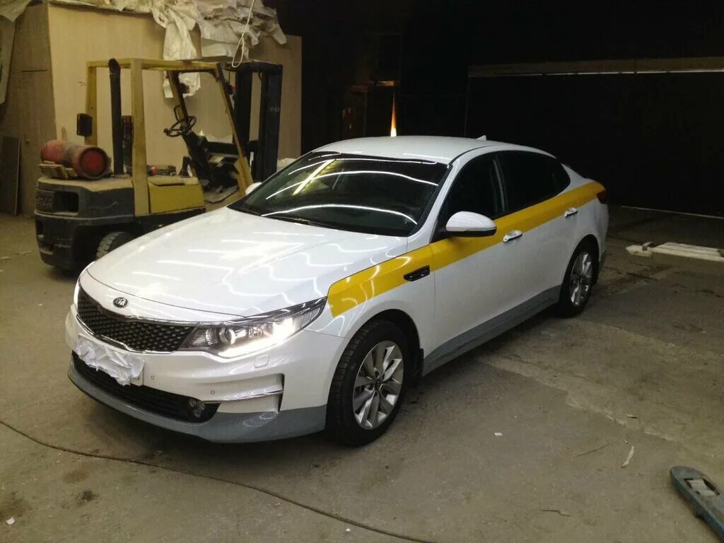 Киа Оптима белый жёлтый серый. Машина "такси". Желтые полосы на белой машине. Автомобиль «такси».