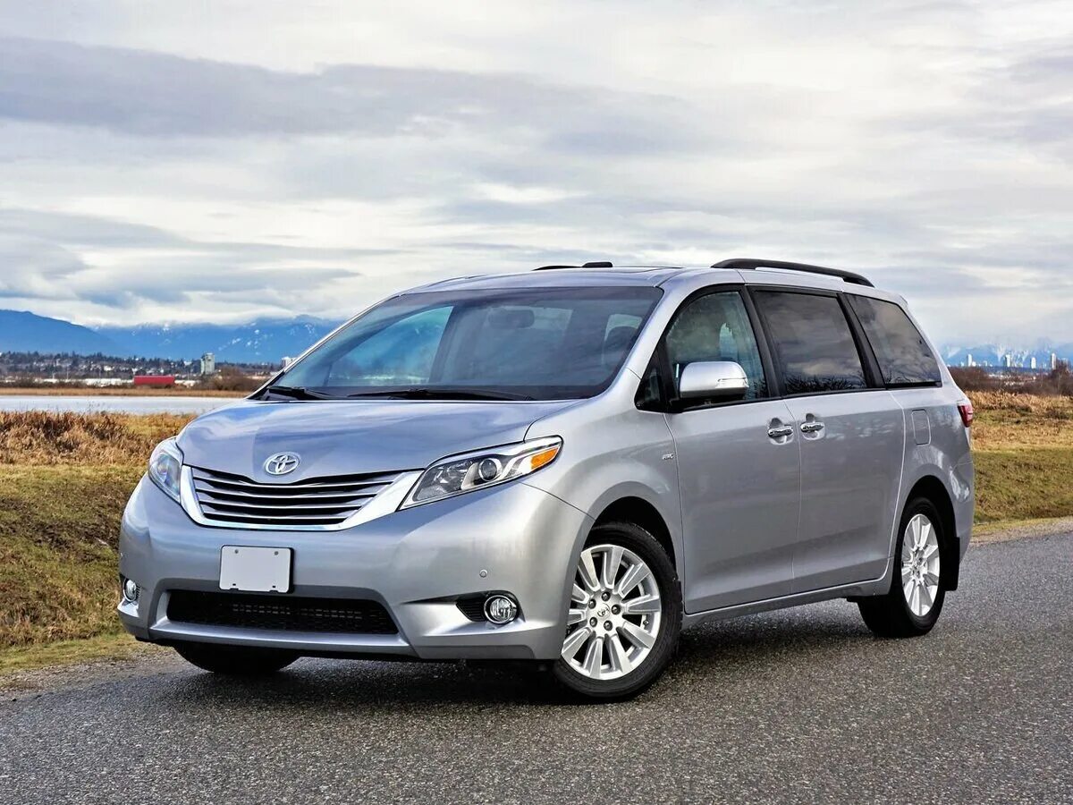 Автомобили с пробегом минивэны. Тойота Сиенна 2017 Лимитед. Тойота Сиенна 2023. Toyota Sienna 2018. Toyota минивэн Sienna.