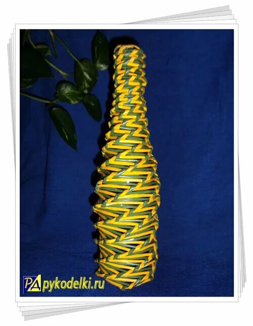 спиральное плетение из газетных трубочек. спиральное плетение из газетных трубочек мастер класс. спиральное плетение из бумажной. плетение из газетных трубочек по спирали пошаговое. плетение из газетных трубочек.