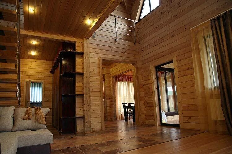 Деревянный дом из профилированного бруса внутри. Отделка из имитации бруса. Дом из профилированного бруса интерьер. Отделка снаружи внутри. Внутренняя отделка дома из бревна.