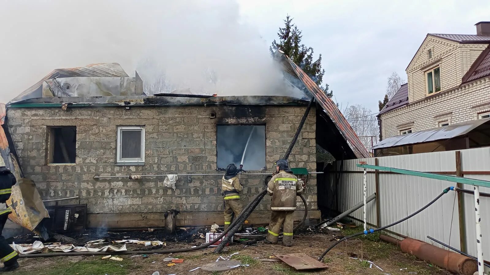 Пожар в частном доме. Дом после пожара. Горел дом на новой Ляде. Взрыв газа.