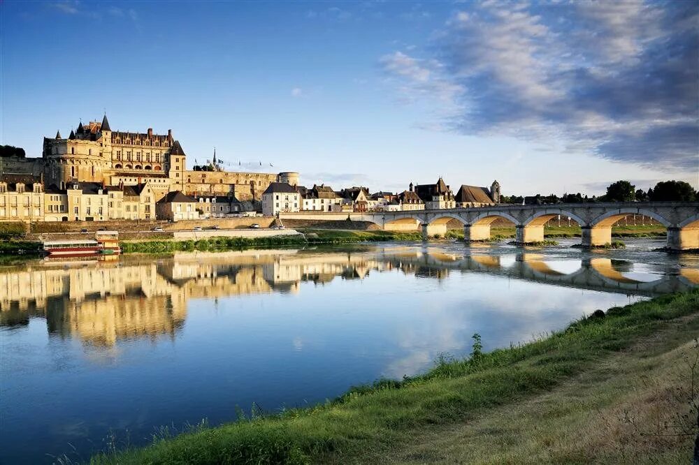 Луара франция. Замок amboise во франции. Река луара. Река луара во франции. Замки реки луары.