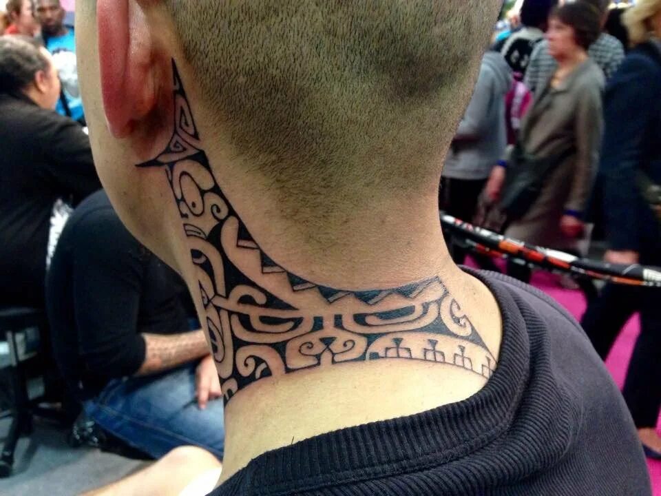 Стоит татуировка на шее. Тату на шее. тату на шее мужские. тату на шее сбоку мужские. тату на шею для мужчин небольшие.