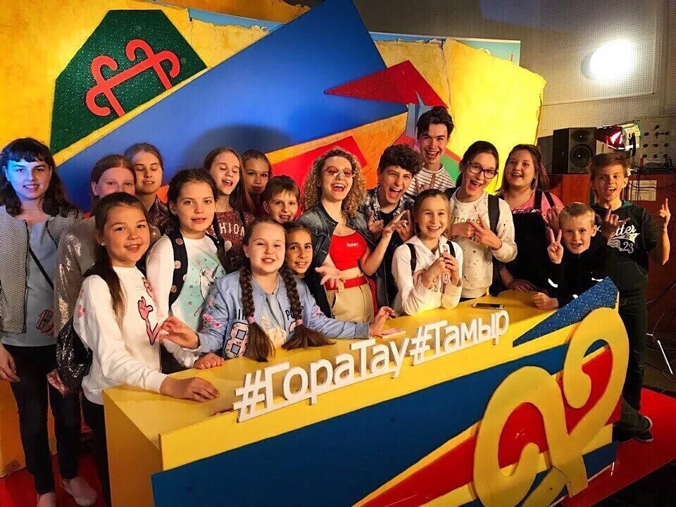 репортаж первый канал из студии. школьное телевидение. телешко уфа. блогеры и сми вектор. журналист телевидения для детей.