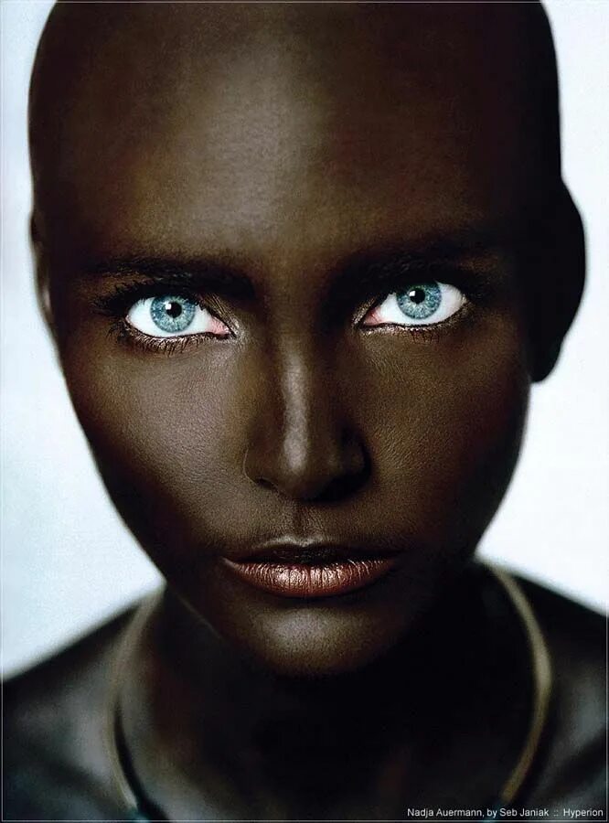 Мулаты люди. Чернокожие с голубыми глазами. Африканка с голубыми глазами. Темнокожие со светлыми глазами.