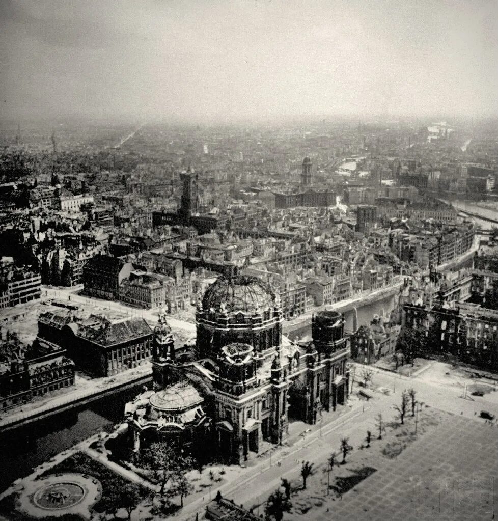 Город над берлином. Вим вендерс небо над берлином. Битва за берлин 1945. Берлин 1945 сверху. Город над берлином.