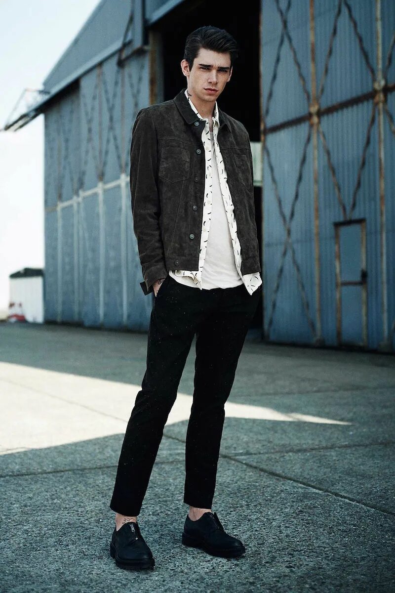 Синие джинсы чёрная руюшка. Чёрная рубашка мужская с джинчами. Какую рубашку с черными джинсами. Джинсы рубашка и туфли мужские. Коричневые туфли и джинсы.