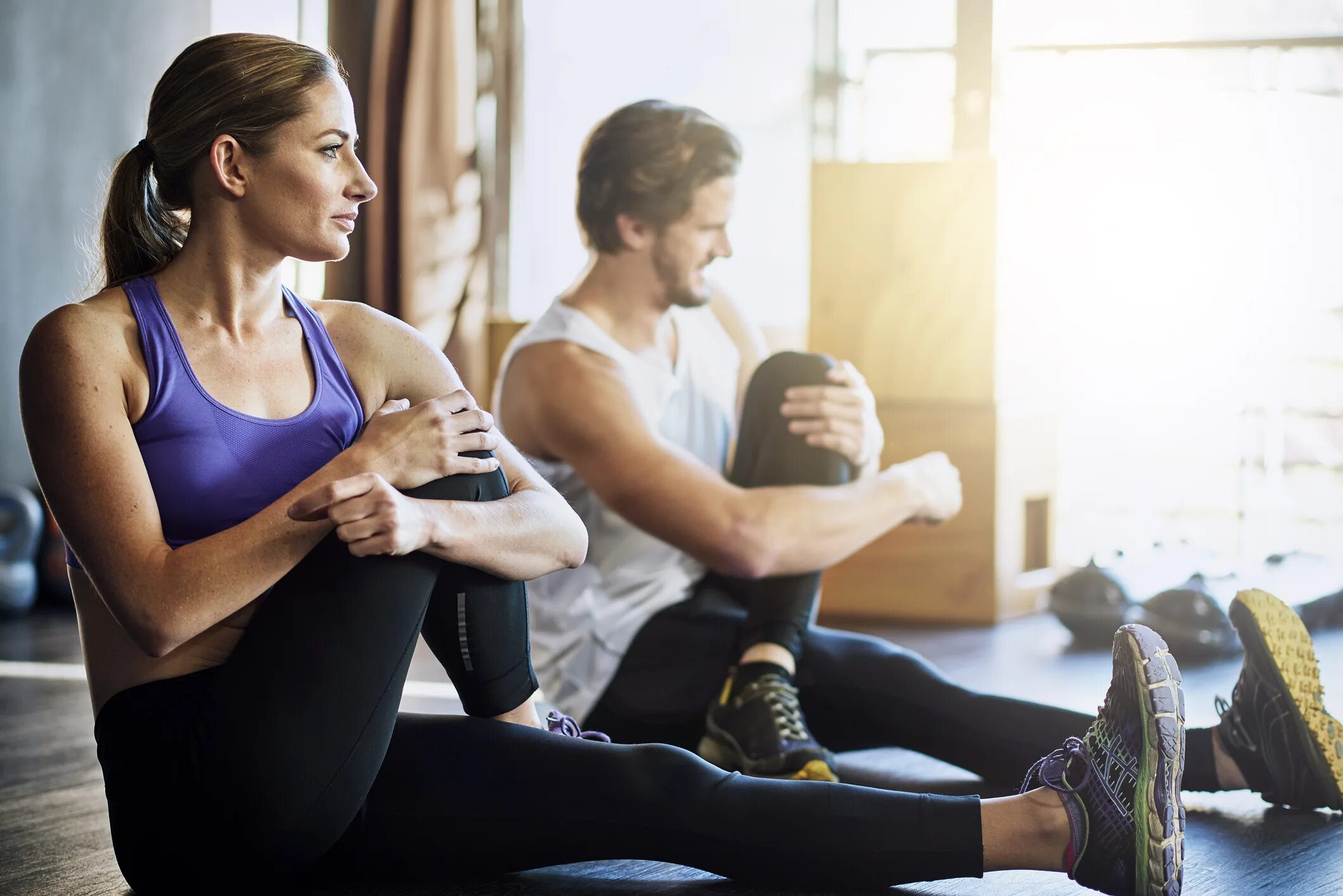 Stretch class. Разминка в зале. Заминка в тренировке. Упражнения растягивающие в зале. Заминка девушки тренировки.