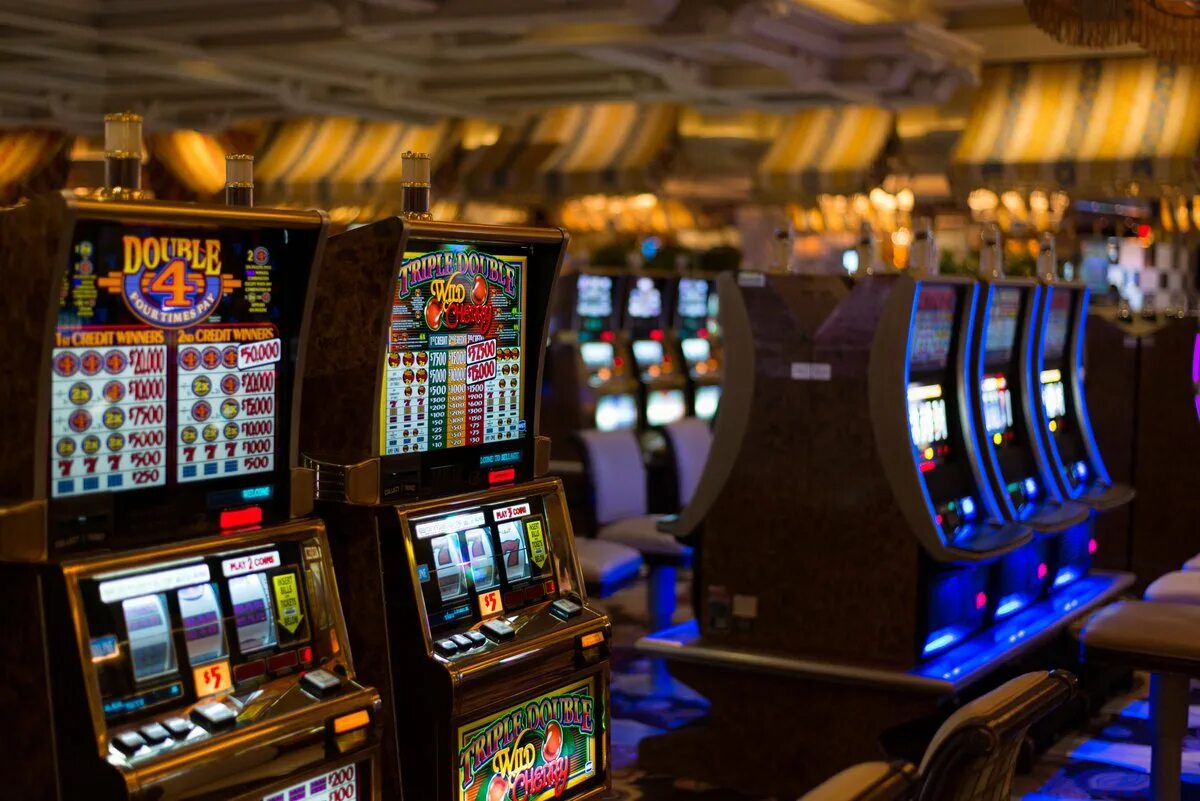 Игровые автоматы с реальным выводом deepphotoslife. Крупье казино Лас Вегаса. Казино в Лас Вегасе Шатл рояль. Игровые автоматы Vulcan Vegas. Игровой аппарат Cairo Casino.