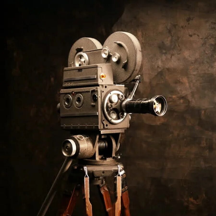 Кинокамера делает 32 за 2. Старая кинокамера. Кинокамера ретро. Первая кинокамера. Стационарная кинокамера.