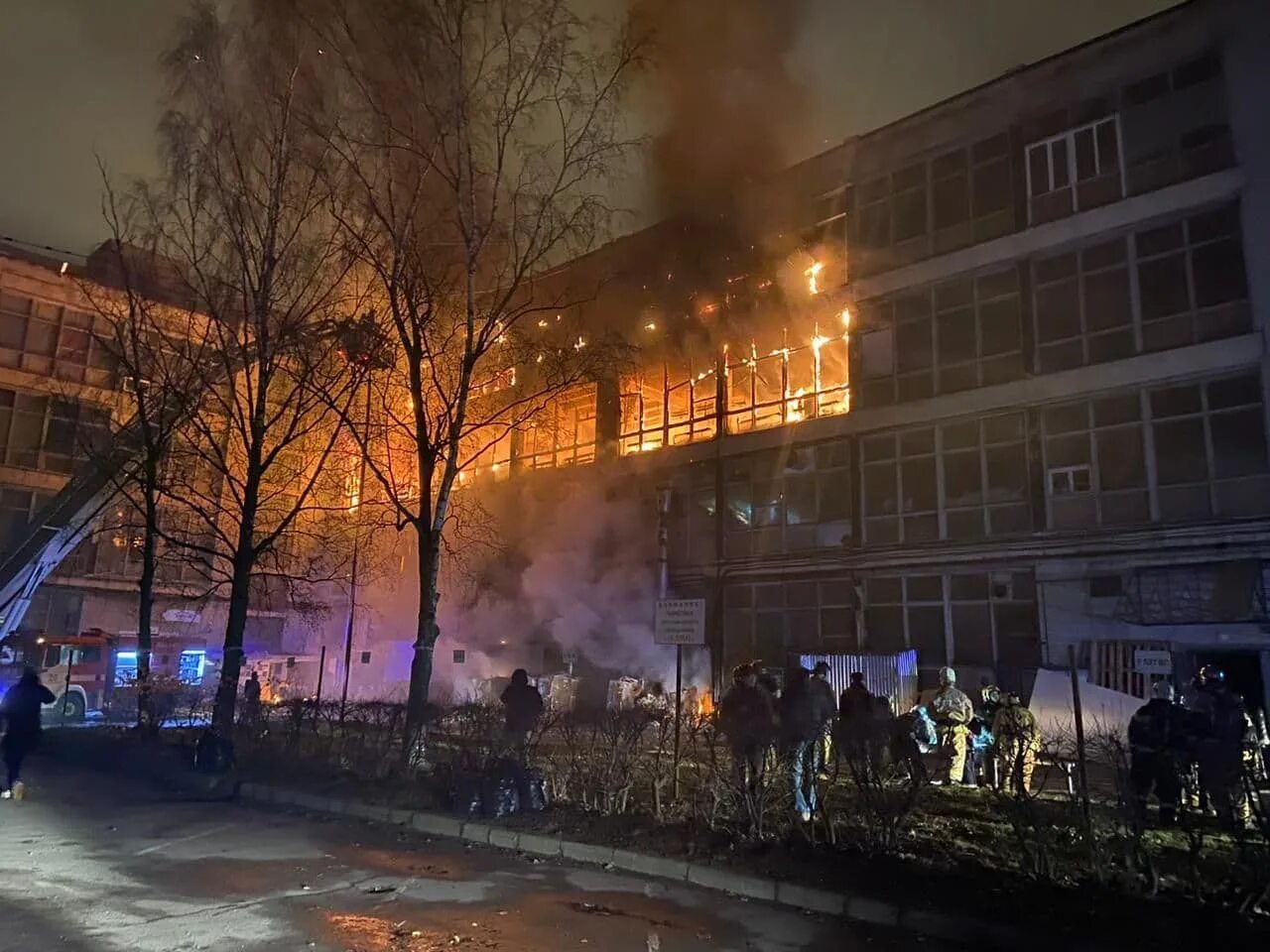 Пожар эвакуация. Пожар в ангаре. Пожар на невской мануфактуре в спб 2021. Пожарные россии. Пожар в наркологической больнице 17 москва 2006.