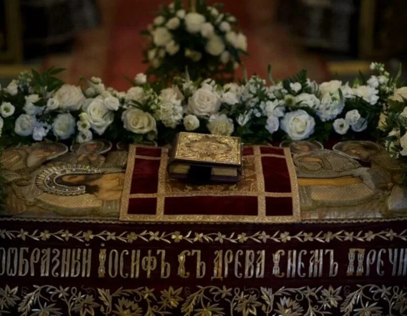 Чин погребения плащаницы пресвятой богородицы. Чин плащаницы. Чин плащаницы. Чин погребения плащаницы крестный ход. Успение пресвятой богородицы плащаница.