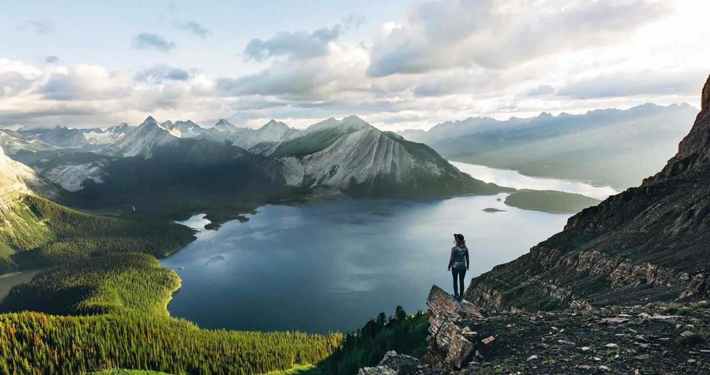 Journey destination. Четверо наедине с горами. Горы Эстетика. Горные хребты в Канаде. Наедине с природой.