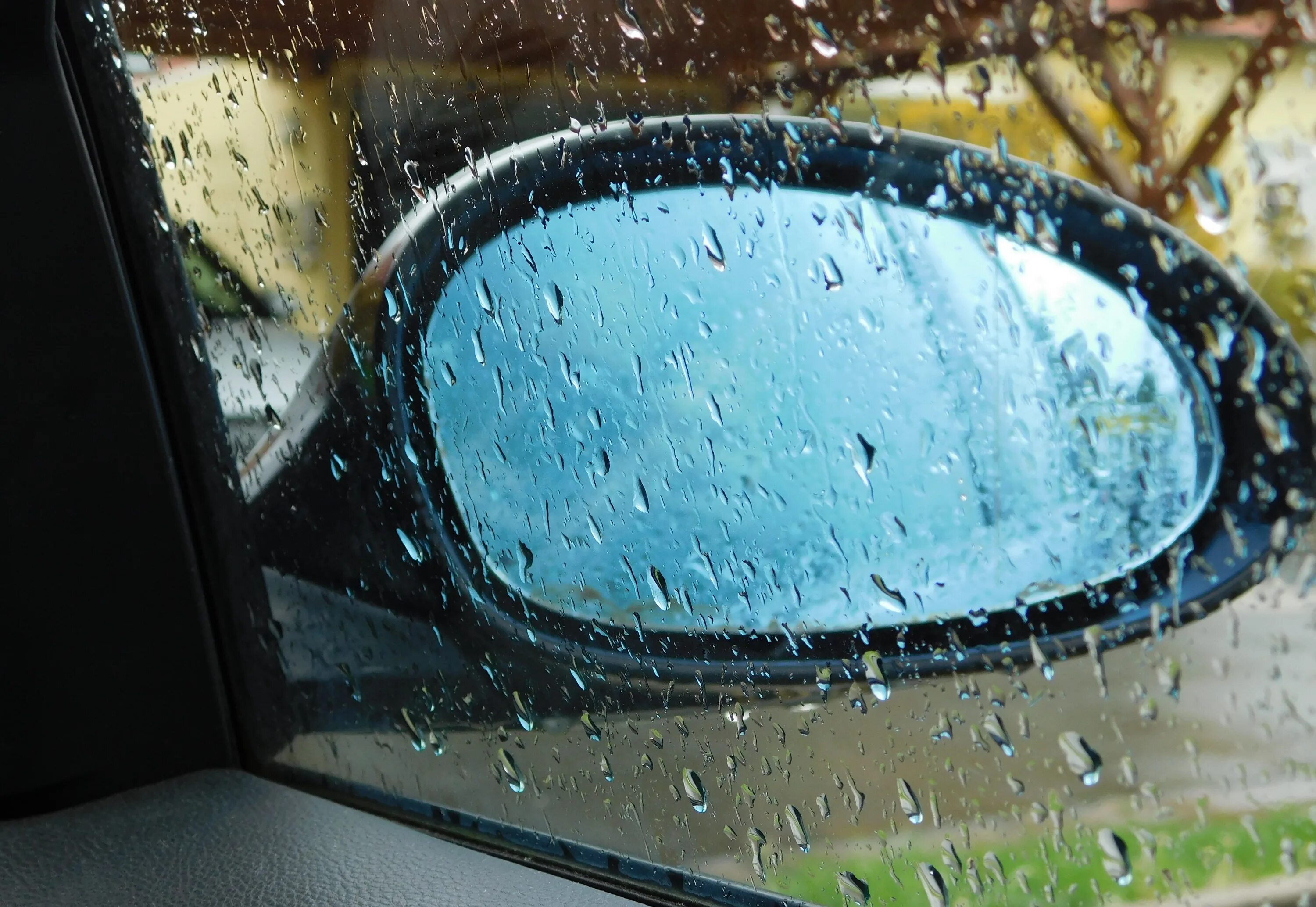 Капли на стекле машины. Автомобильное стекло. Мокрое лобовое стекло. Капли дождя на стекле авто.