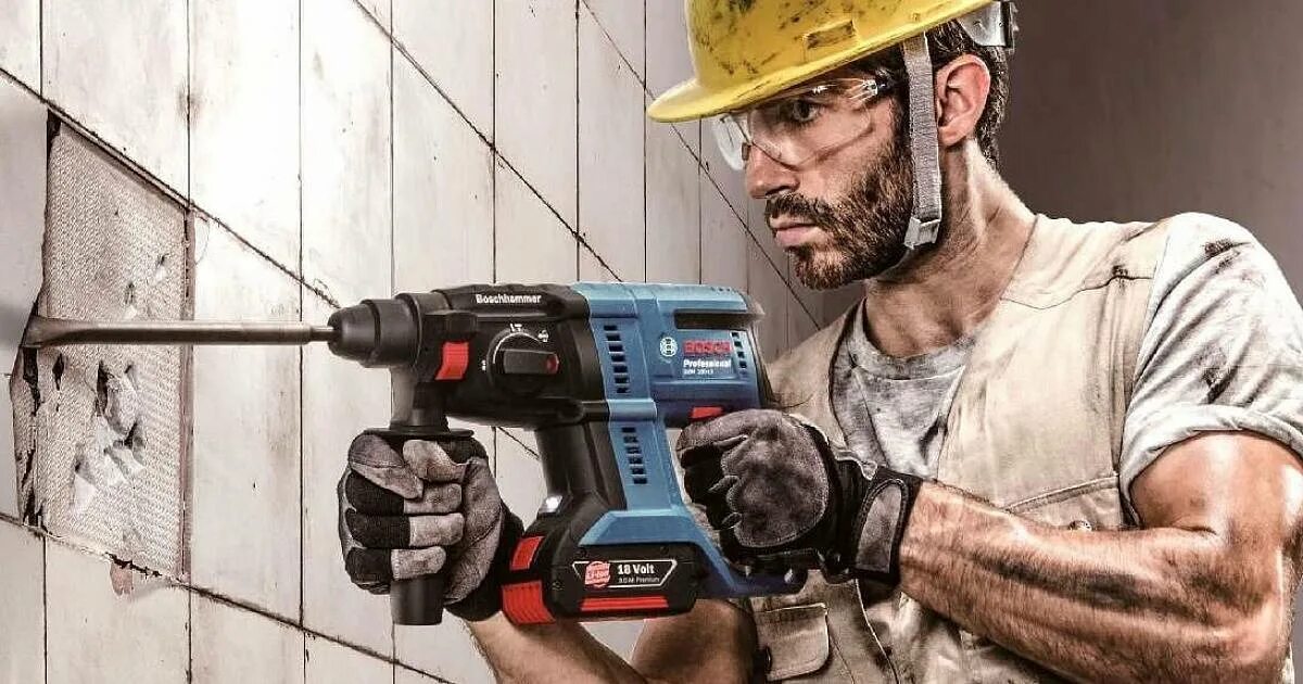 Достал перфоратор. Перфоратор bosch gbh 2400. перфоратор бош строительный. инструмент бош перфоратор. мужчина с перфоратором.