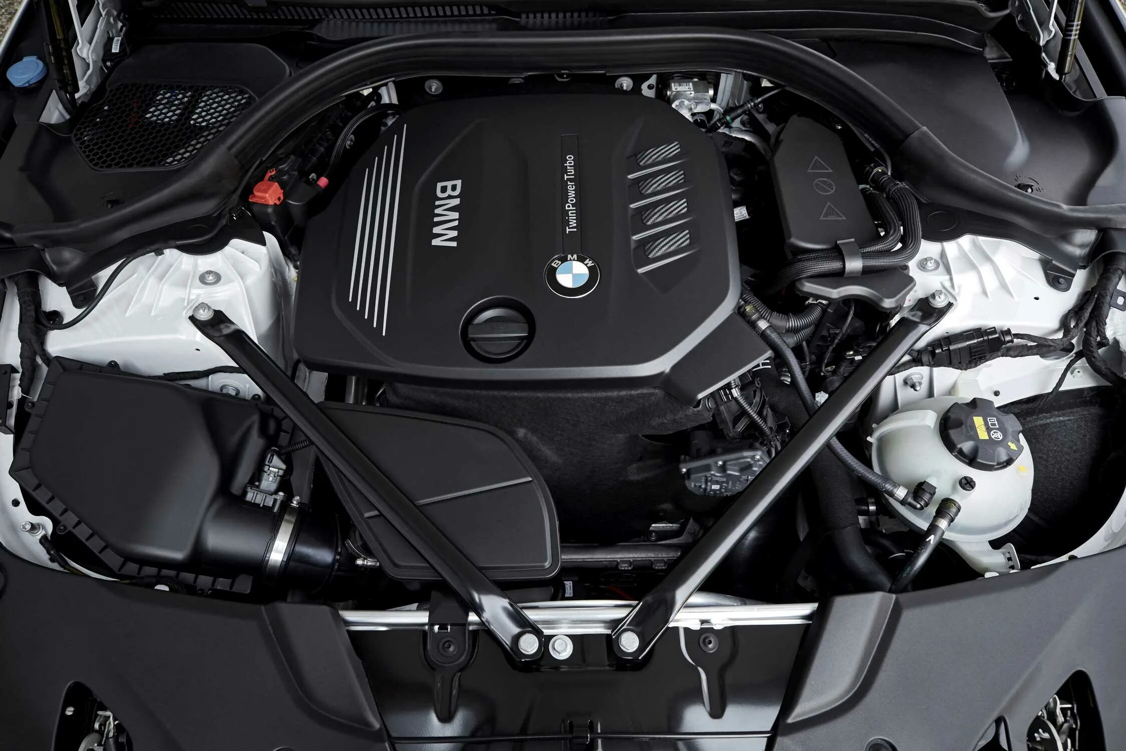 G30 520d двигатель. Bmw g30 мотор. s85 bmw мотор. bmw 5 g30. двигатель bmw 520d g30.