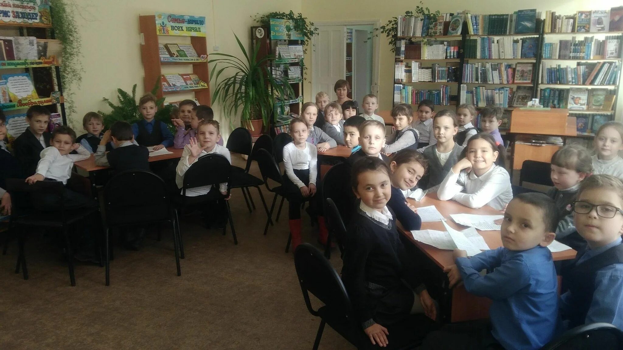 Человек в кругу друзей. Радостные люди в кругу. Круг моих друзей. В кругу друзей 2023. Круг дружбы.