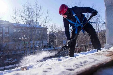 Очистка кровли от снега москва