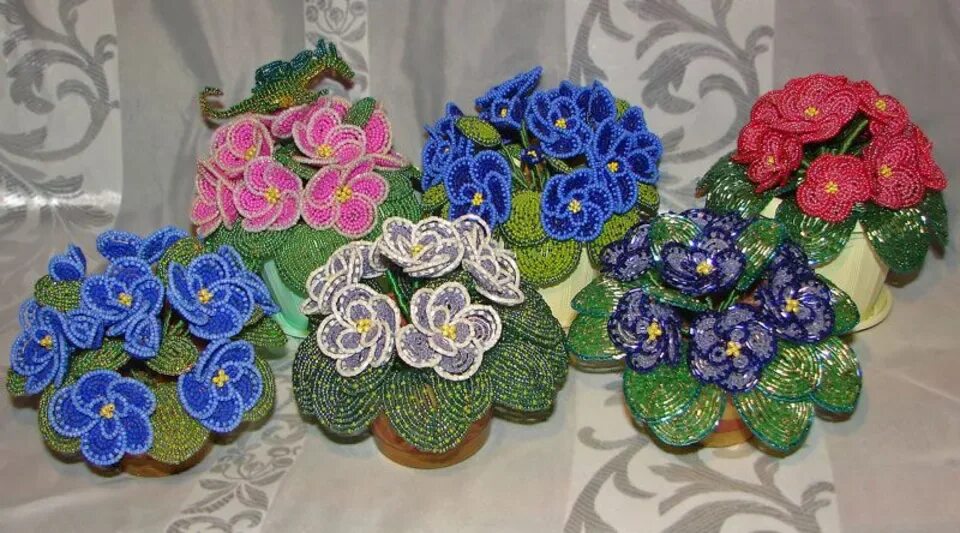 Фиалки плетение бисером. Фиалка из бисера мастер класс. Фиалки плетение бисером. Мастер класс фиалки. Мастер класс фиалки.