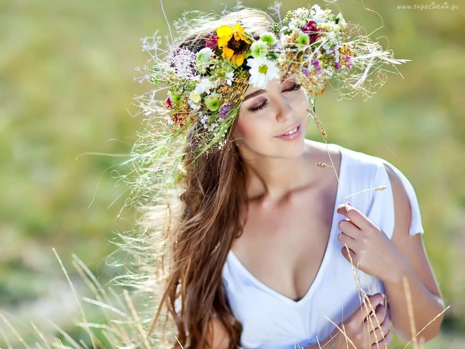 Красивая дивчина в лесу