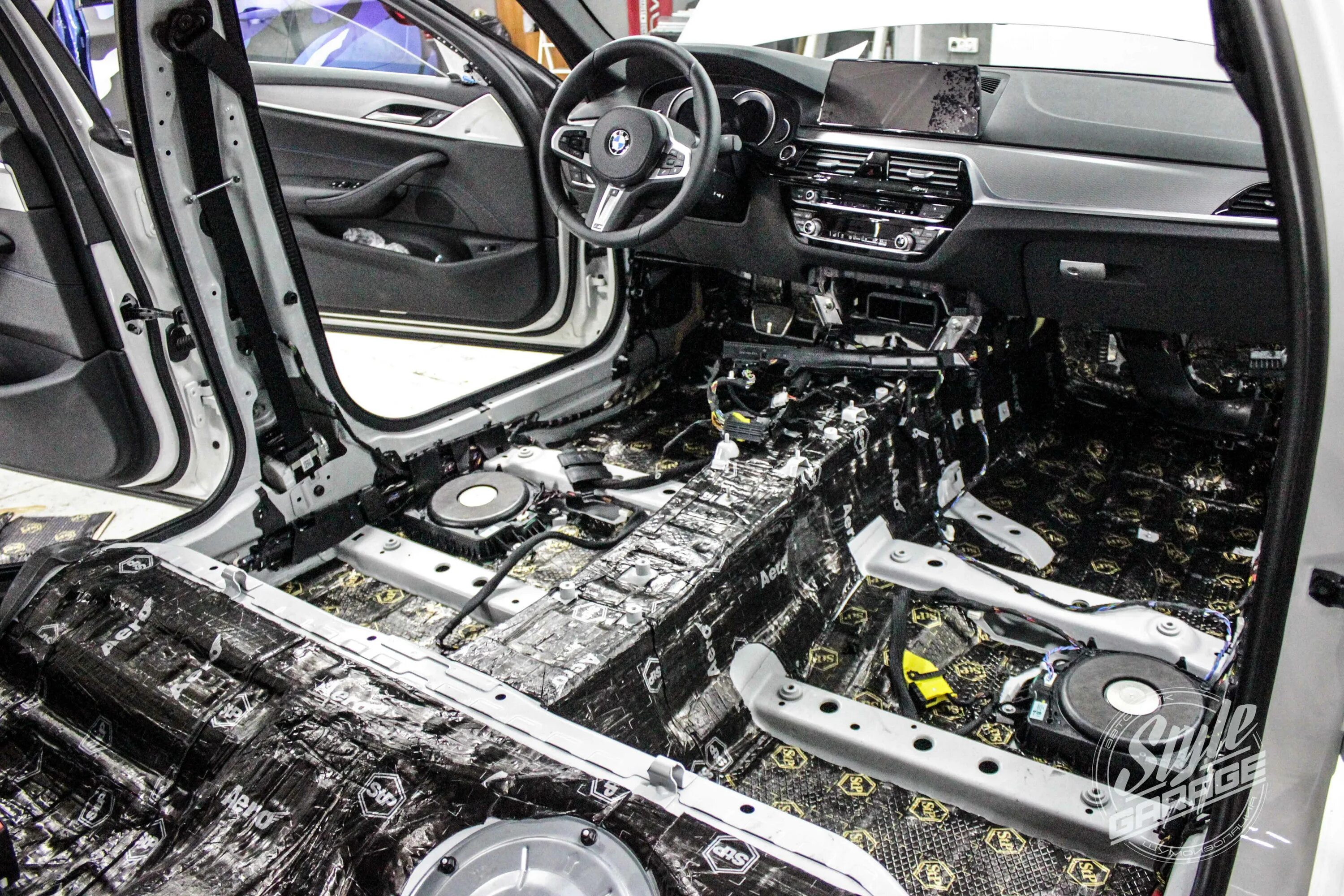 Шумоизоляция бмв х5. Шумоизоляция bmw x5 (g05). Бмв шумка. Заводская шумоизоляция бмв. Bmw e30 виброизоляция.