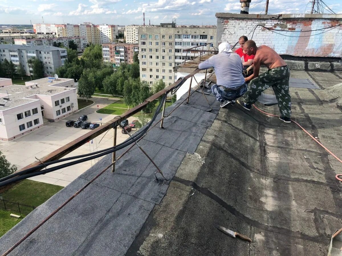 Вышка для ремонта крыши. Подготовка жилых домов к зиме. Капремонт кровли МКД осень. Управляющая компания ремонт кровли.