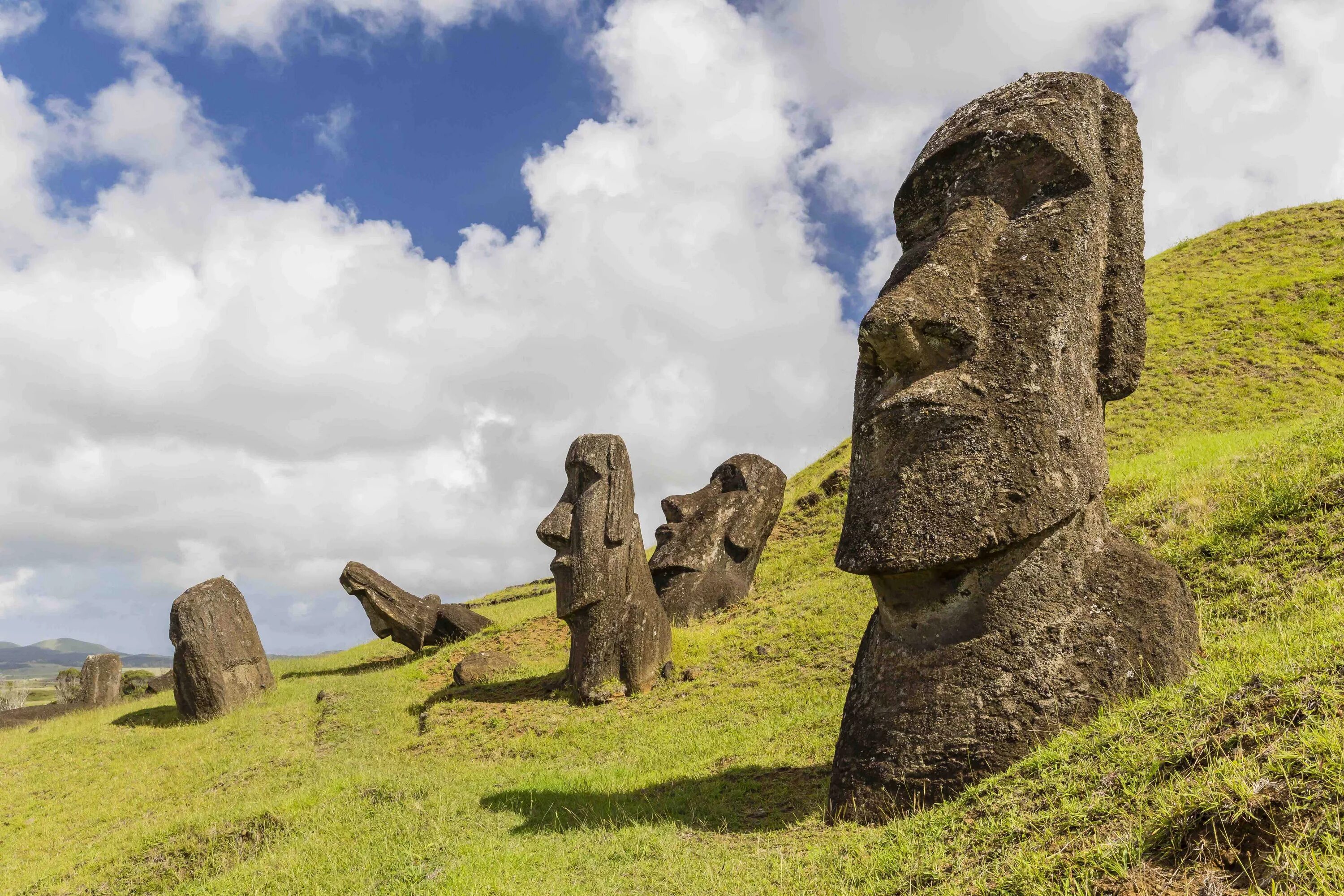 Каменные статуи острова Пасхи. Каменные идолы острова Пасхи. Рапа-Нуи остров. Исла-де-Паскуа (провинция).