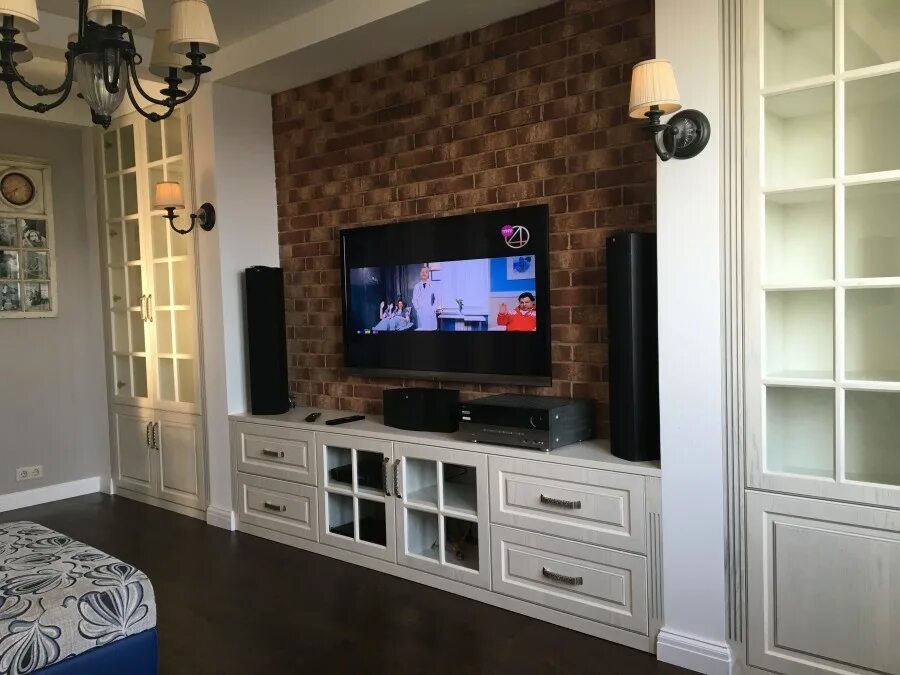 телевизор в квартире. современные гостиные с рейками. приложение zona фильмы. гостиная с тв и рабочим местом. телевизионная зона.