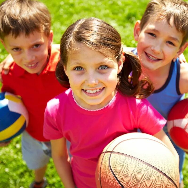 Мероприятие для детей младшего школьного возраста. Детский спорт. Спортивные дети. Дети спорт лагерь. Дети играют в мяч.