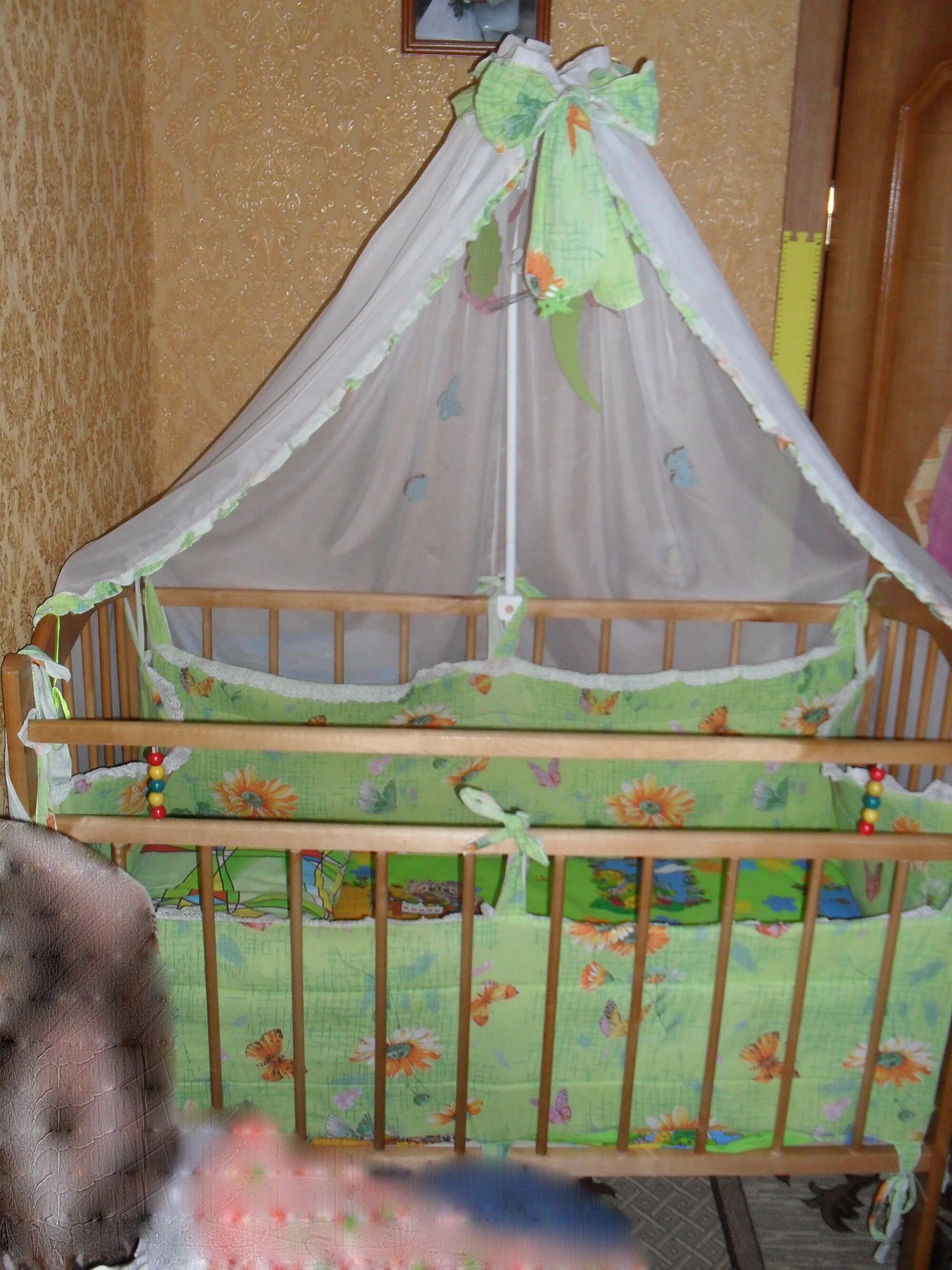 Как одеть детскую кроватку. Детская кроватка с мобилем и балдахином. Как одевается балдахин на кроватку. Ламбрекен на кроватку детскую. Бортики в кроватку 160х80.