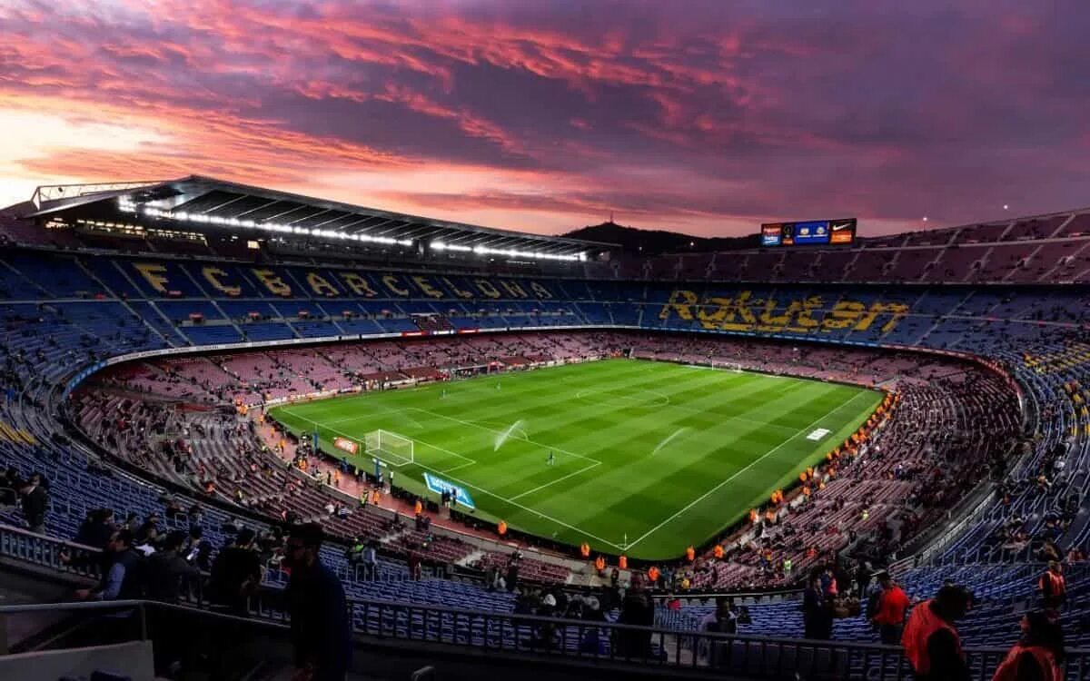 Стадион Камп ноу в Барселоне. Город Барселона стадион Камп ноу. Стадион Camp nou. Барселона ноукамб стадион. Футбол вечером играть