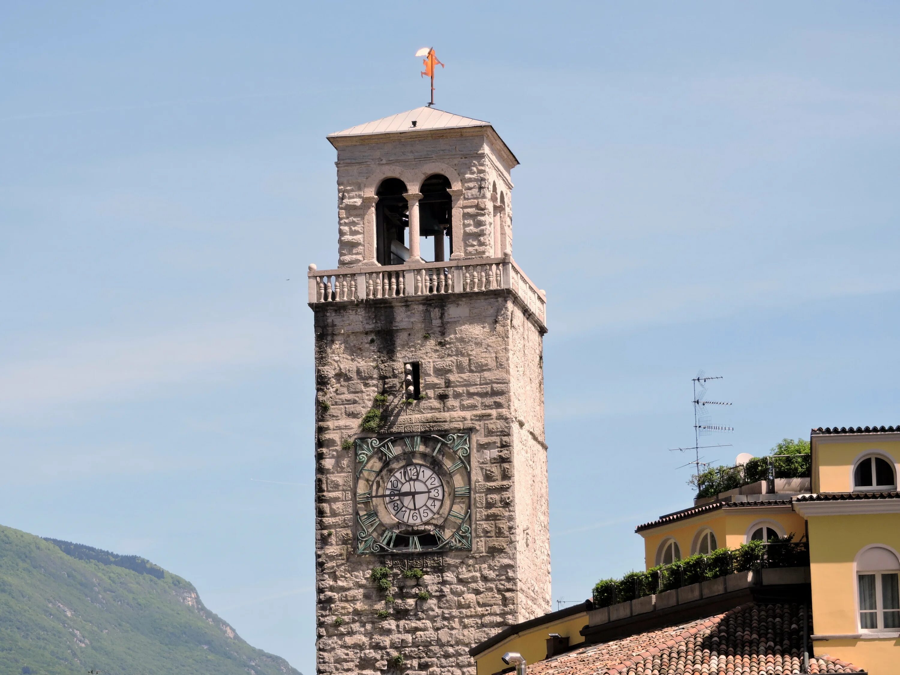 Время в италии часов. Рива дель Гарда башенка с часами. Колокольня Италия. Башня дель Гарделло (часовая башня. Орвието Италия колокольня с часами.