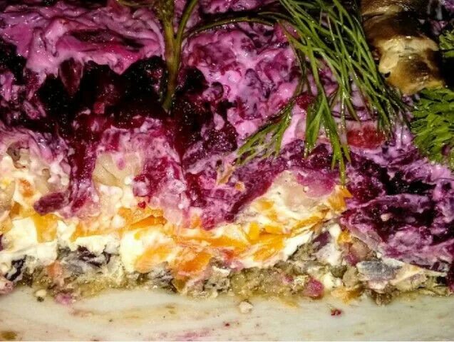 Ленивая селедка под шубой. Продукты для селедки под шубой. Консервы под шубой. Салат королевская шуба. Тарелка для салата под шубой.
