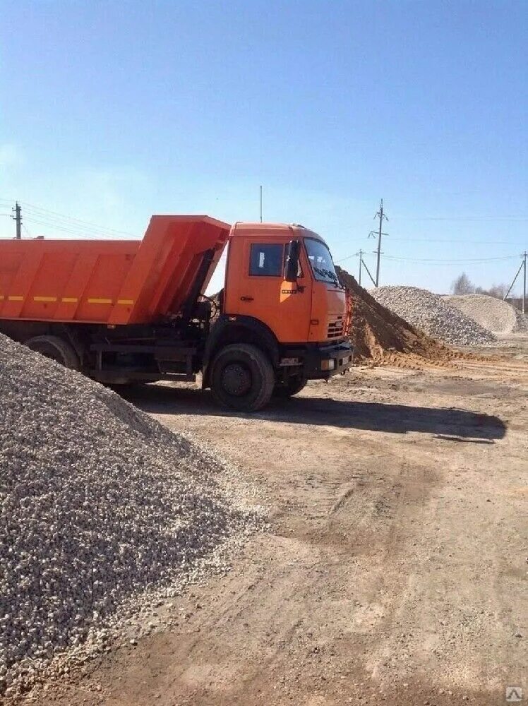 Доставлю щебень. Камаз 65115 выгружает песок. камаз самосвал щебень. опгс камаз. камаз с щебнем.