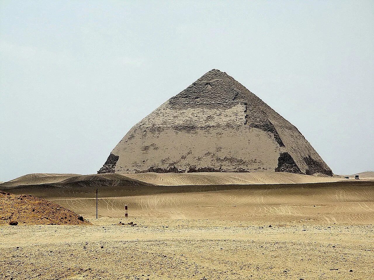 В какой стране находятся пирамиды. Древний Египет пирамида в Медуме. Дашур пирамида Снофру. Ломаная пирамида в Египте. Пирамида Снофру погребальный храм.
