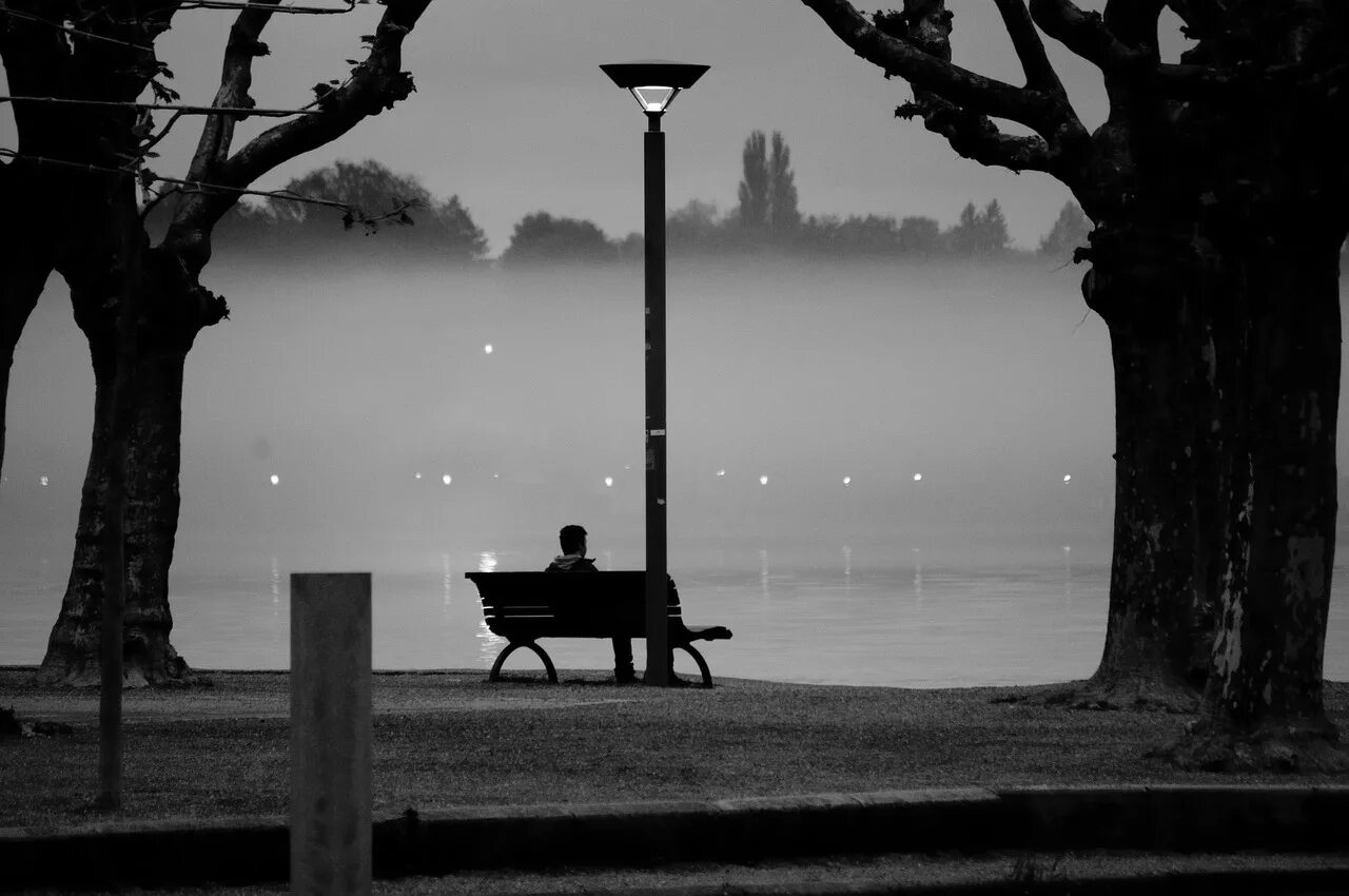 Туман романтика. Вечер в одиночестве. Скамейка под фонарем. Скамейка в тумане. Одинокий вечер.