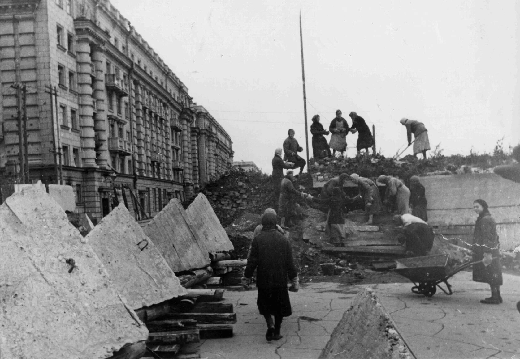 Блокада Ленинграда сентябрь 1941. Московский проспект Ленинграда 1941. Баррикады в блокадном Ленинграде.