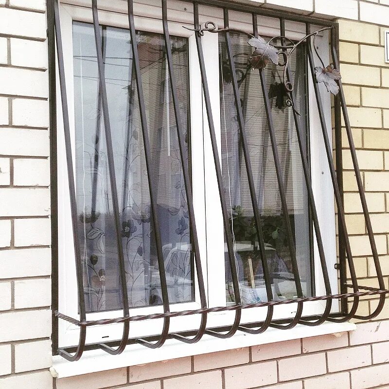 Купить решетки от производителя. Решетка оконная распашная 1740/1720/40. Решетки на окна выпуклые. Оригинальные решетки на окна. Решетки на окна открывающиеся.