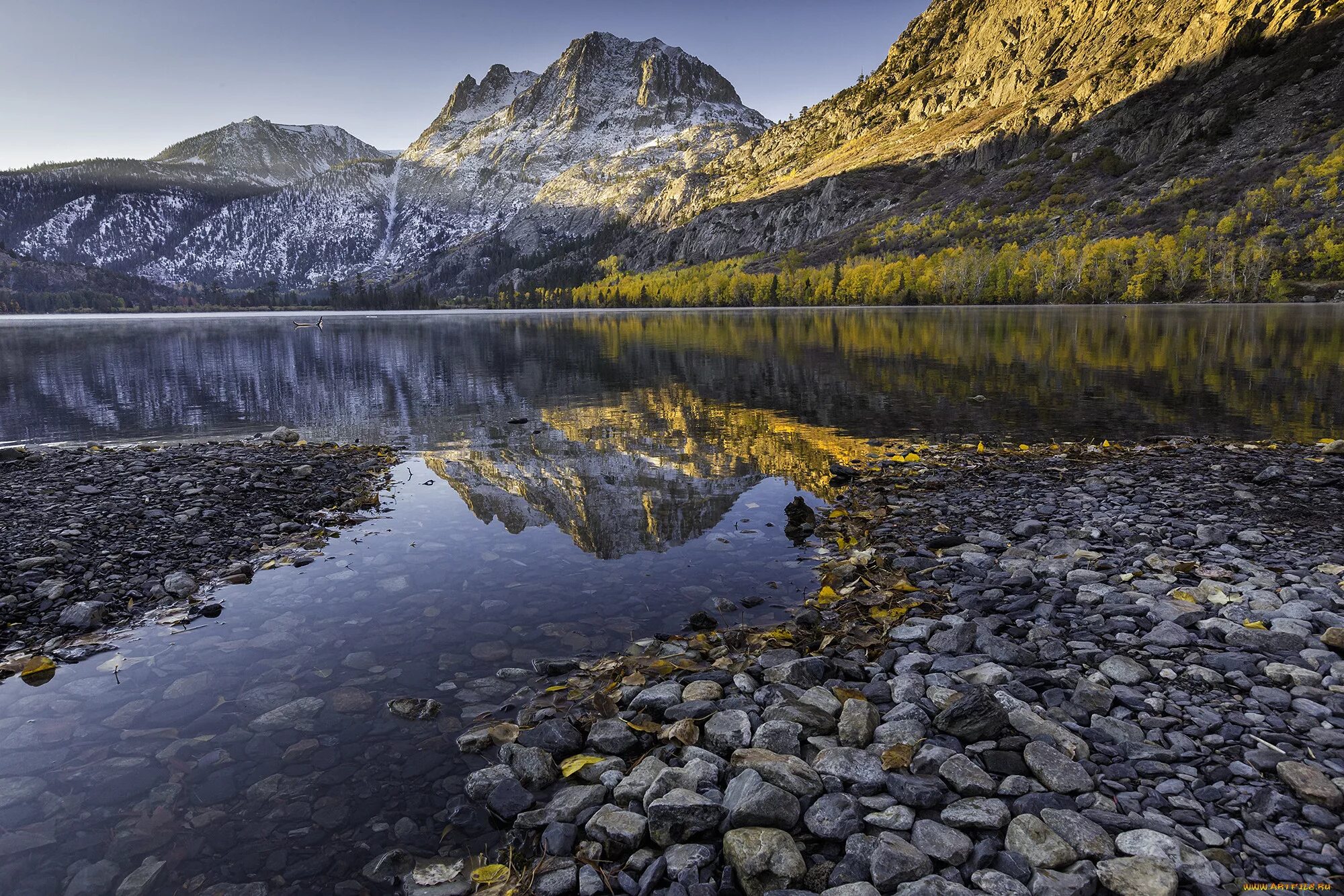 Озеро без воды горы без камня. Камни озеро горы. Природа озеро камни. Камни в горах. Горы, озеро, камни в воде.