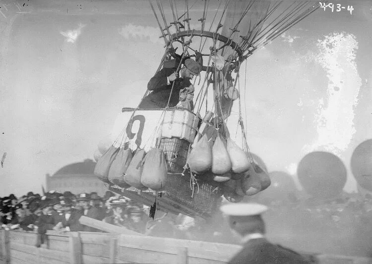 Балласт ноша. Ненужный балласт. Балласт ноша. Лишний балласт. Мешки с песком на воздушном шаре.